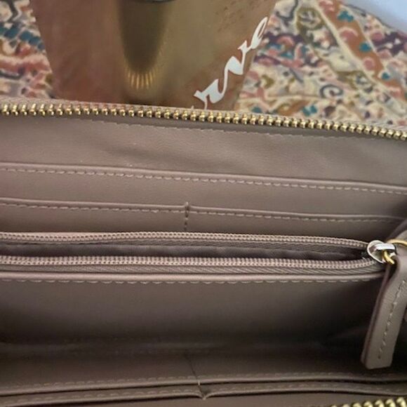 Joy & Iman Mangano E*Lite Couture Leather Wallet - Picture 5 of 8